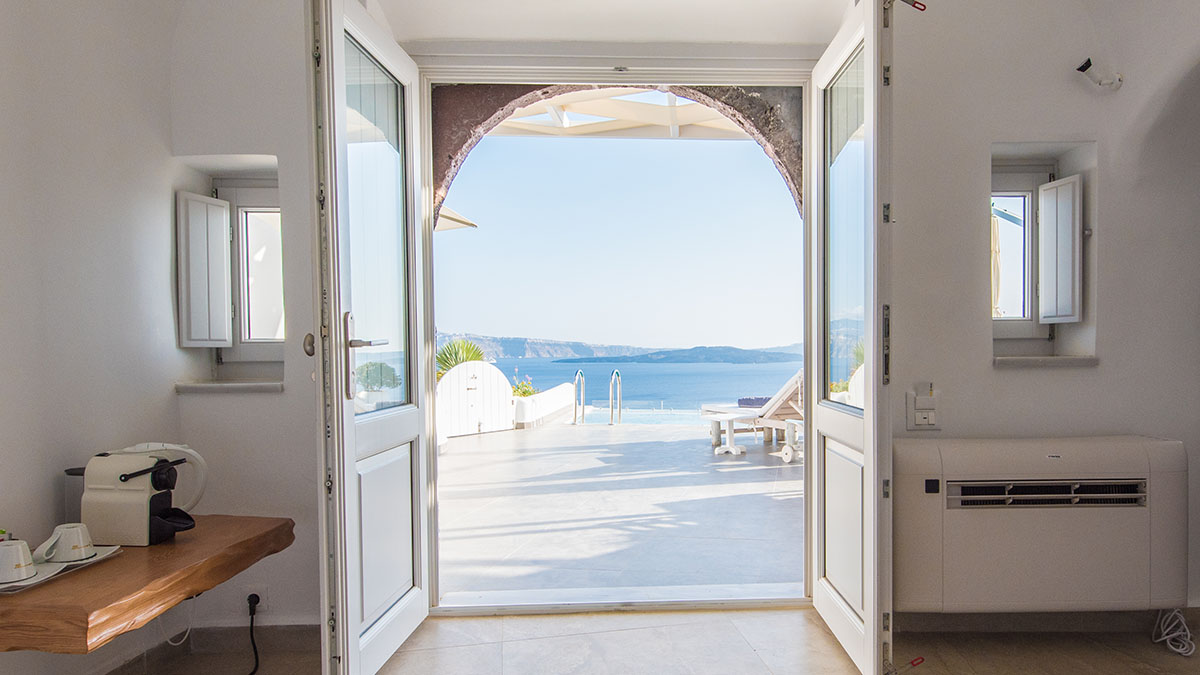 Grand Suite with Private Heated Pool & Caldera View